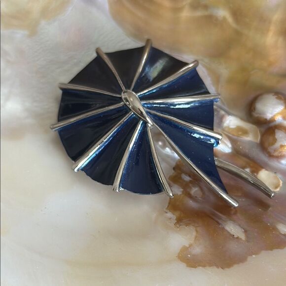 Vintage Lily Pad Pin - Picture 1 of 2